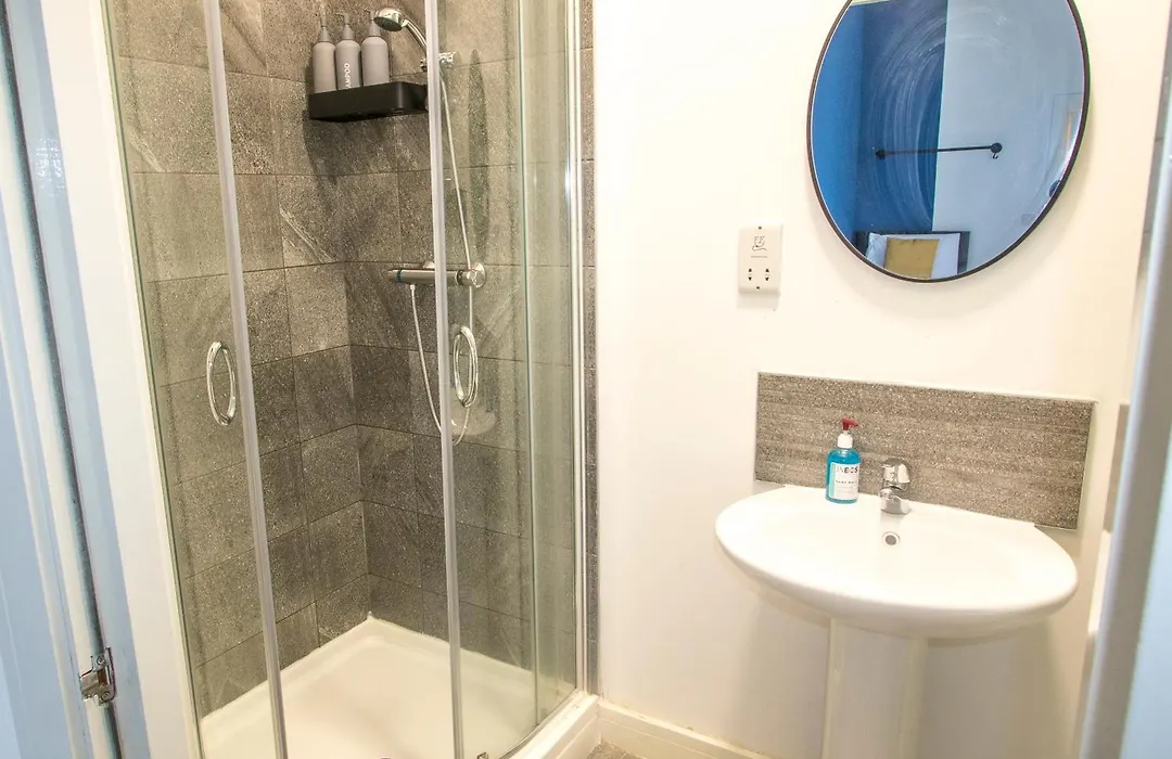 Cozy And Charming - 1 Bedroom Apartment - Free Parking, Transit Links, Close To Stadiums-1