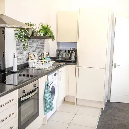 Cozy And Charming - 1 Bedroom Apartment - Free Parking, Transit Links, Close To Stadiums-2